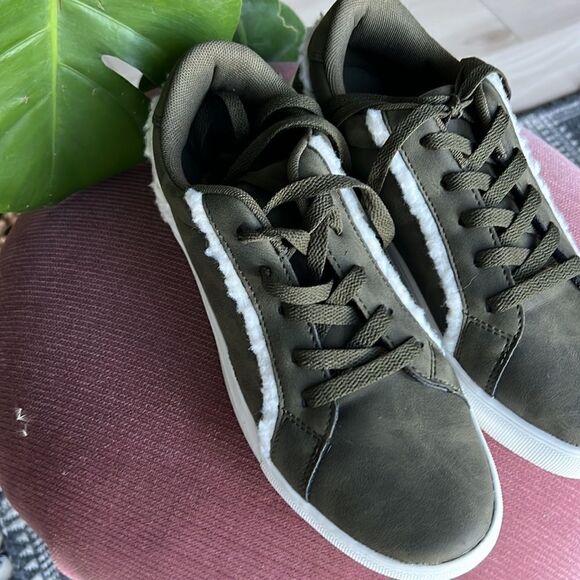 Women’s Olive Green Sneakers Lace Up Sherpa Heel Tab Size 8.5 M New! - Picture 1 of 5